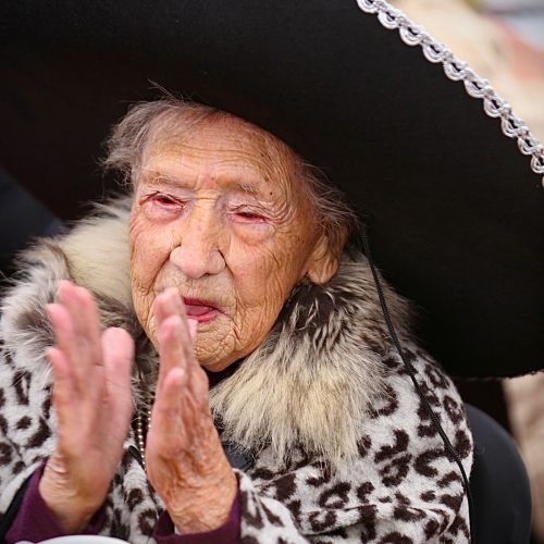La Reina declara Vecina Ilustre a su habitante más longeva: 110 años